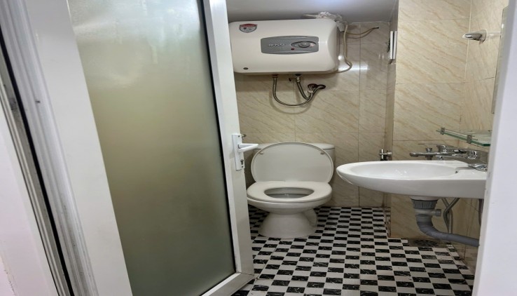 Kịch độc - CCMN 215 Giáp Nhất tầng 1 - 50m2, 2 ngủ - Hàng xóm Royal